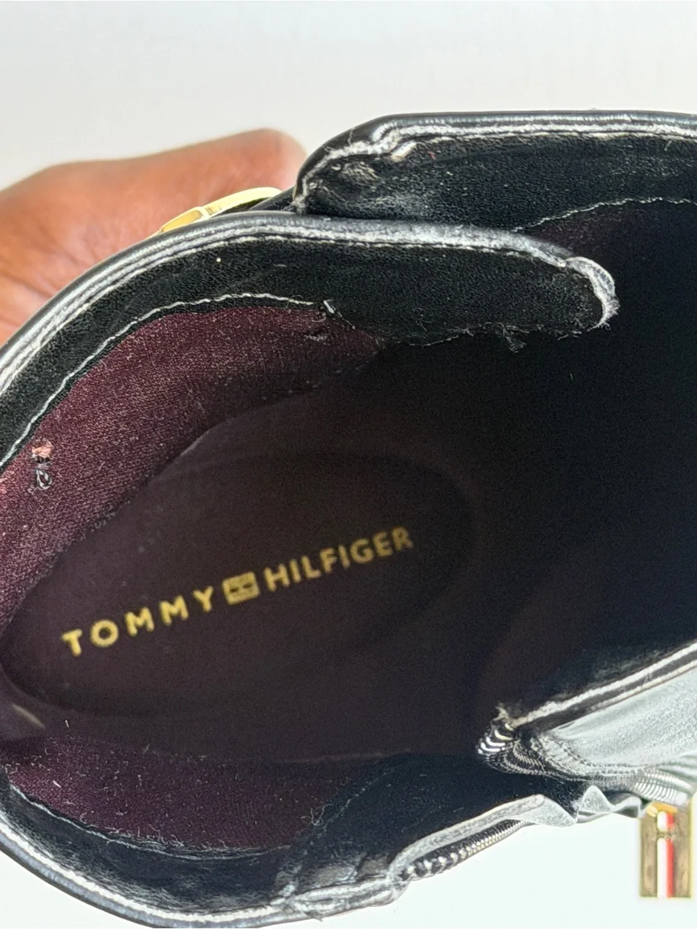 TOMMY HILFIGER  Comfort Rezin Round Toe Block Heel